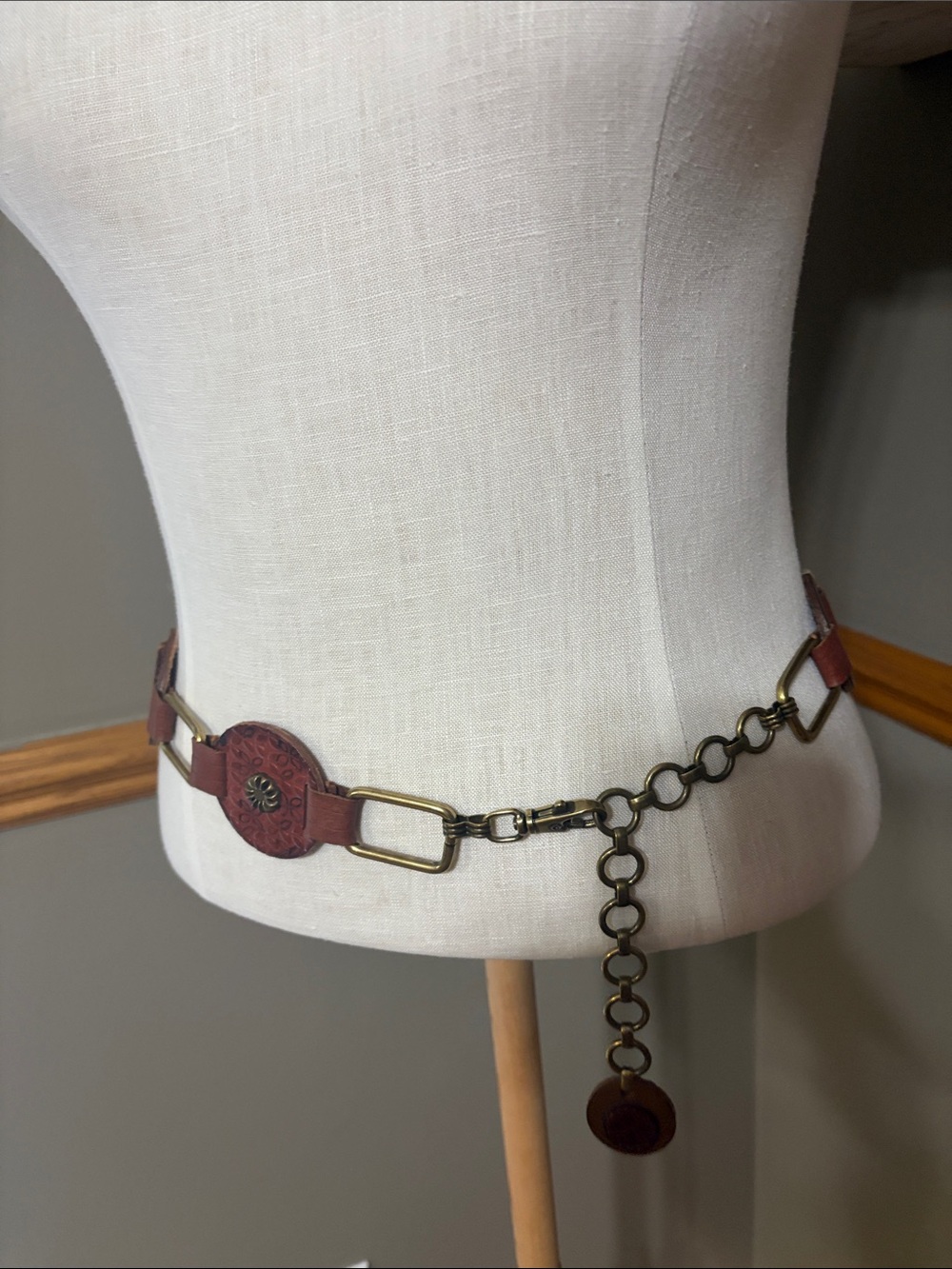 FOSSIL vintage Medallion genuine leather with metal hardware belt size Small - Picture 2 of 9
